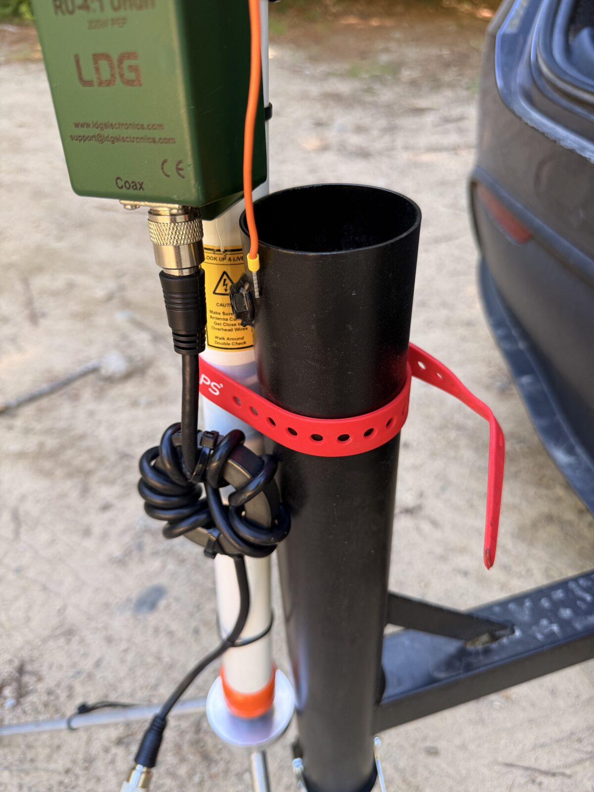 Voile strap tying the Challenger tripod mast to the hitch-mounted flagpole holder